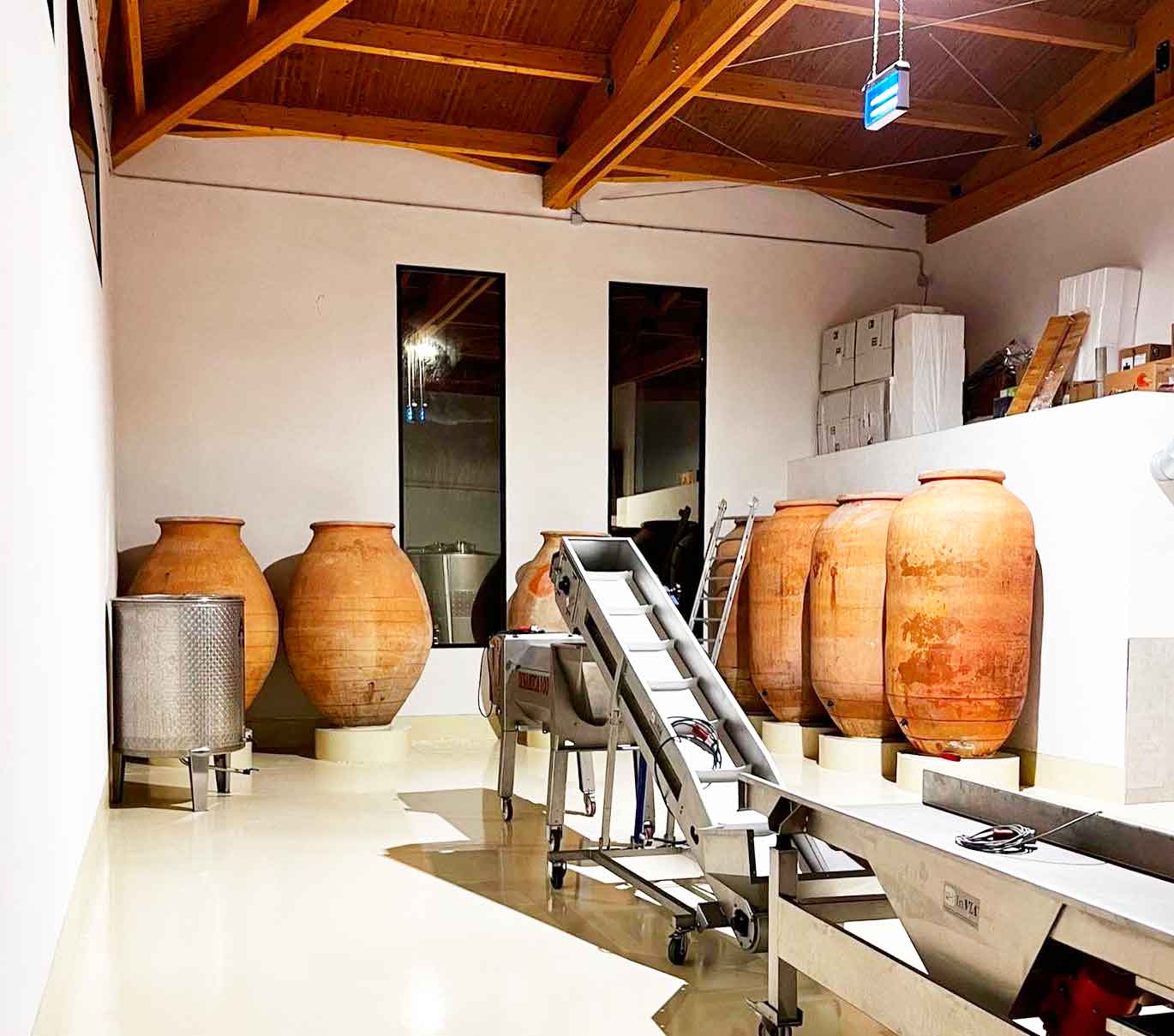 Lee más sobre el artículo Bodegas Cano apuesta por la elaboración de sus nuevos vinos en tinajas y renueva sus antiguas instalaciones del año 1860